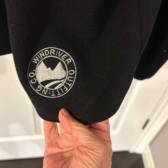 Men’s WindRiver jacket in like new condition. Has multiple zip pockets. - Picture 2 of 5